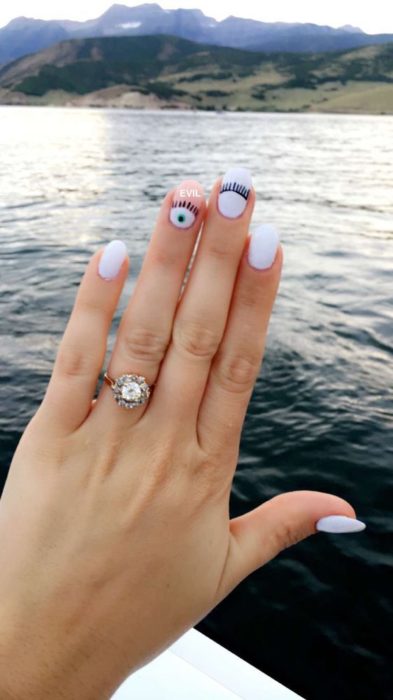 Manicura en color blanco con un ojo de diseño