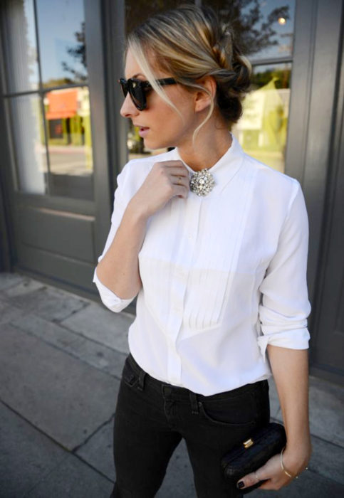 Outfit con blusa blanca; mujer rubia con peinado twist, camisa blanca con broche brillante