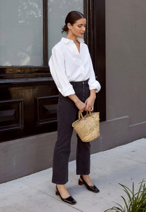 Outfit con blusa blanca; mujer con peinado de chongo