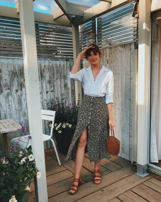 Chica con falda larga de flores y camisa blanca