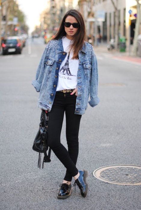 Outfit de chica utilizando unos jeans negros