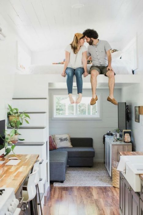 Pareja terminando de decorar su hogar