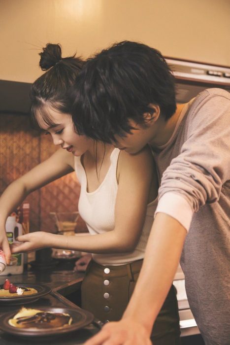 Pareja cocinando hotcakes