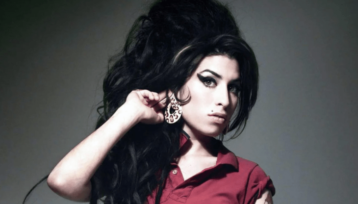 Amy winehouse durante una sesión de fotos posando 