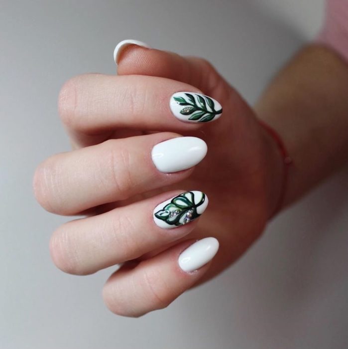 Manicura en color blanco con diseño de hojas