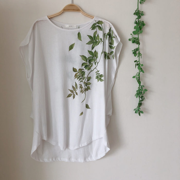 Camiseta blanca con hojas verdes 