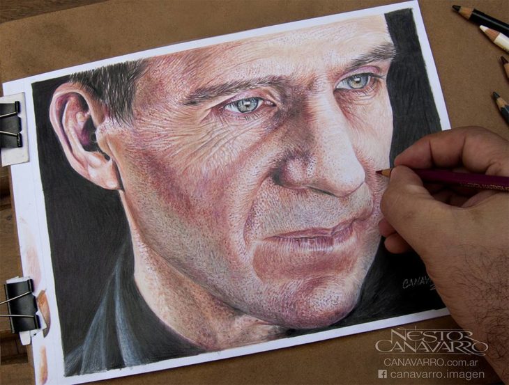 Dibujo creado con colores de Ralph Fiennes