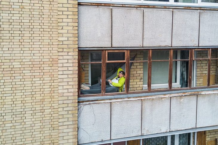 Hombre en hamacacon luz en su ventana 