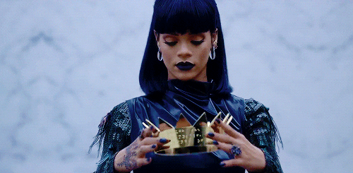 Rihanna poniéndose una corona