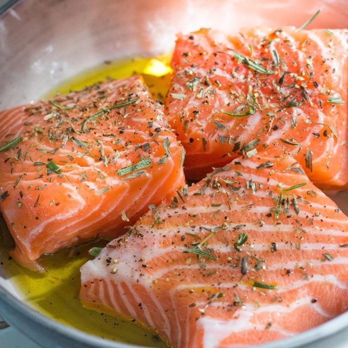 Salmón con especias listo par ser cocinado