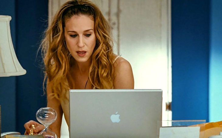 Carrie Bradshaw trabajando frente a computadora mac