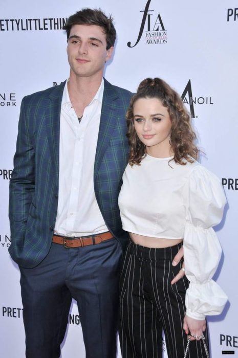 Jacob elordi y Joey King abrazados durante la presentación de El Stand de los besos 