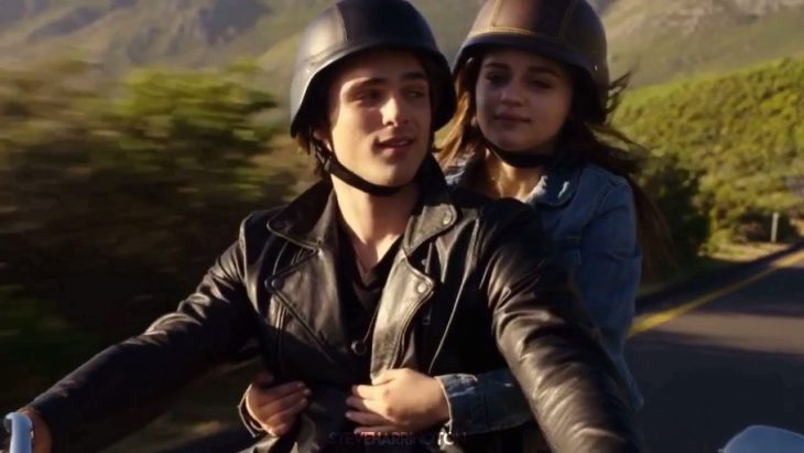 Escena de la película El stand de los besos con Jacob Elordi conduciendo una motocicleta 