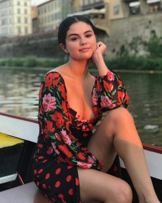 Selena Gomez con vestido floreado
