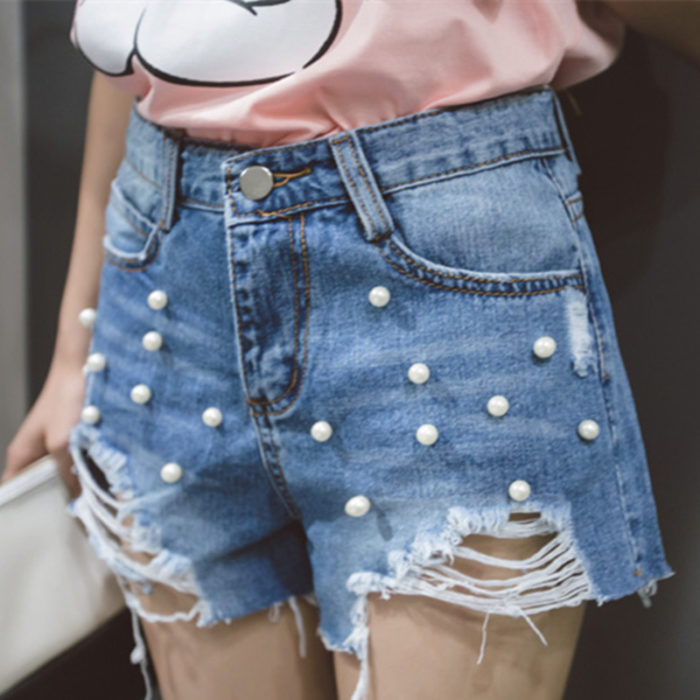 Shorts rasgados con perlitas grandes