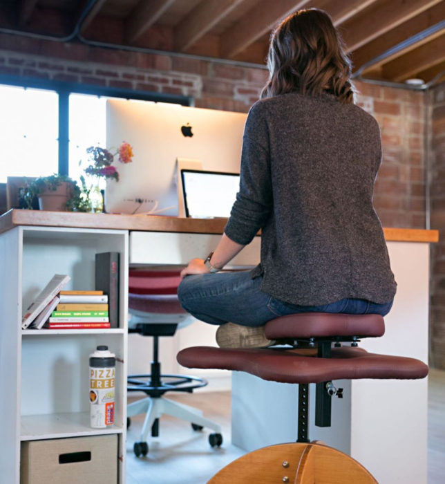 Soul seat, la silla para sentarnos con las piernas cruzadas; mujer en escritorio 