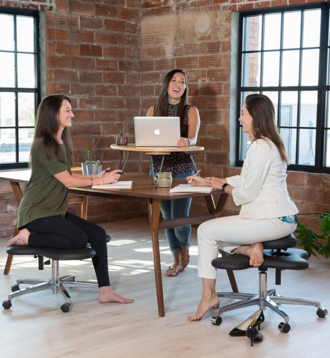 Soul seat, la silla para sentarnos con las piernas cruzadas; mujeres en escritorio de oficina