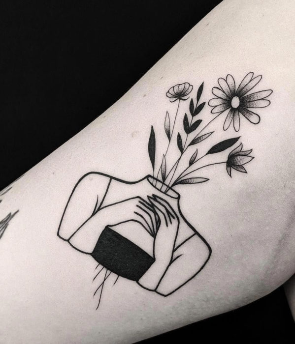 Tatuajes femeninos y con significado; mujer con plantas y flores en la cabeza