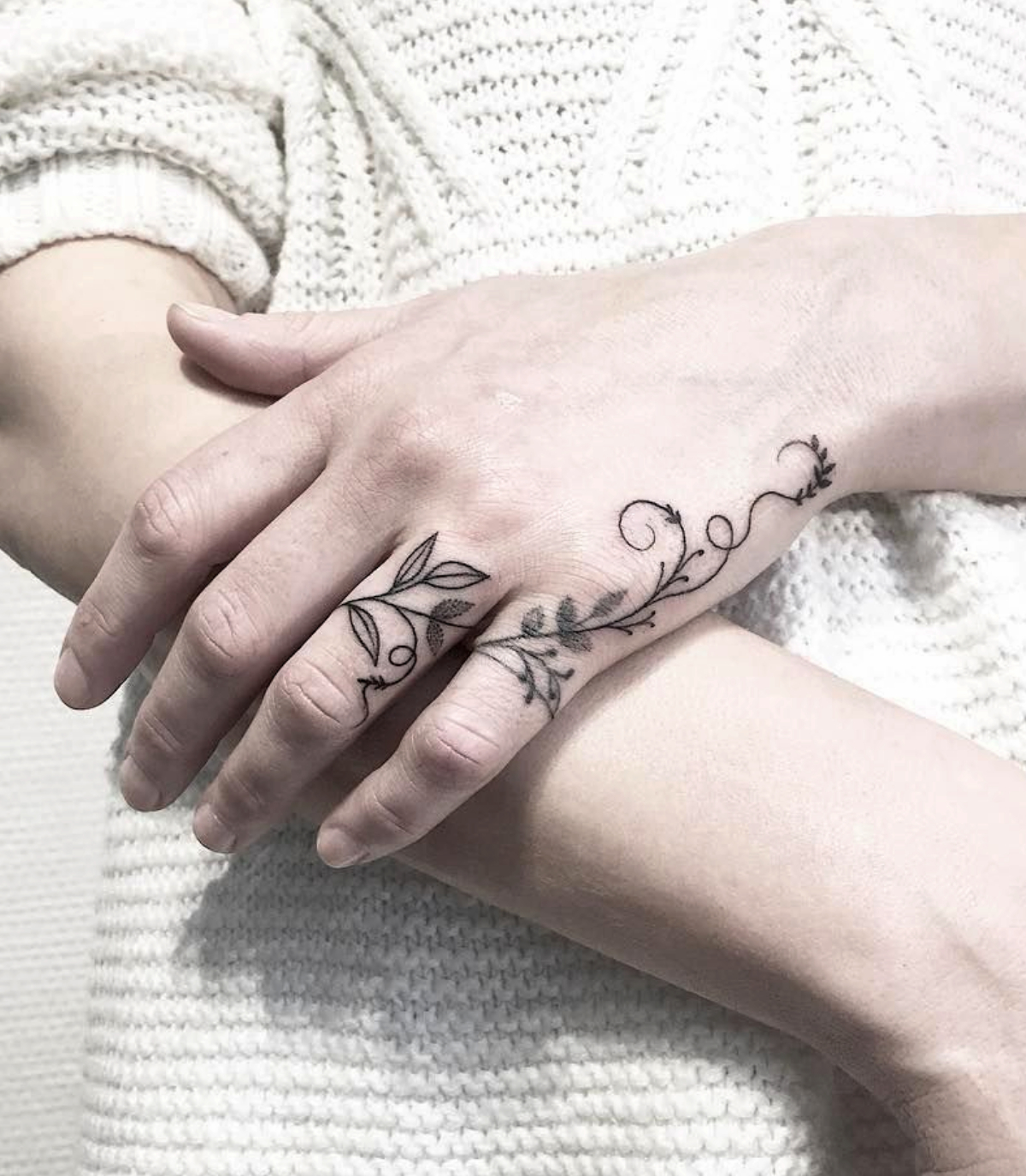 17 Ideas muy femeninas para adornar tus manos con tatuajes