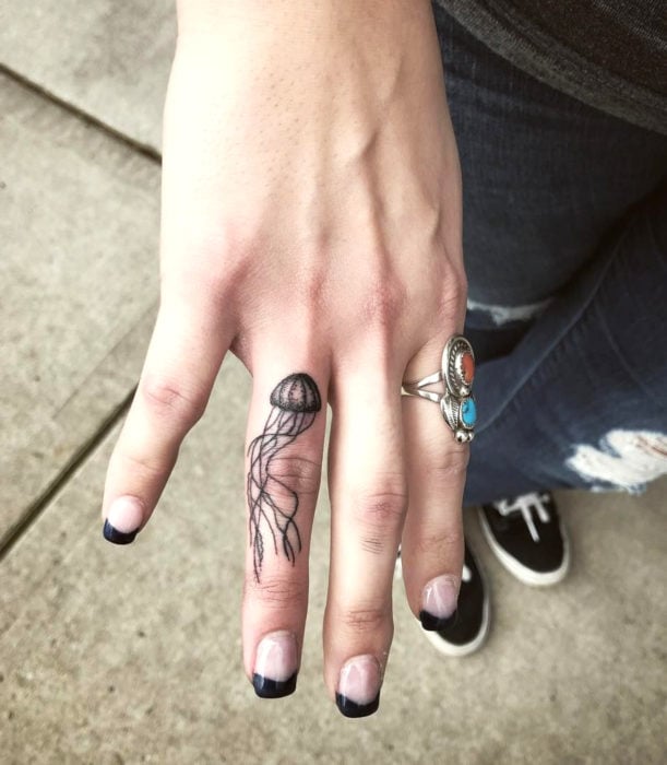 Tatuajes femeninos y discretos en las manos; medusa