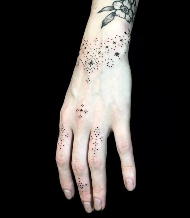 Tatuajes femeninos y discretos en las manos; puntillismo 