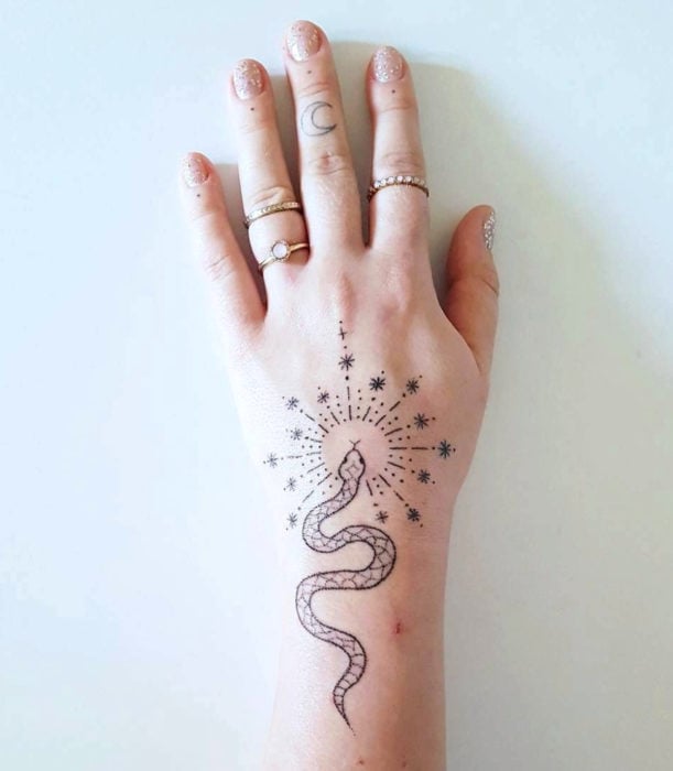 Tatuajes femeninos y discretos en las manos; serpiente minimalista, Luna en el dedo
