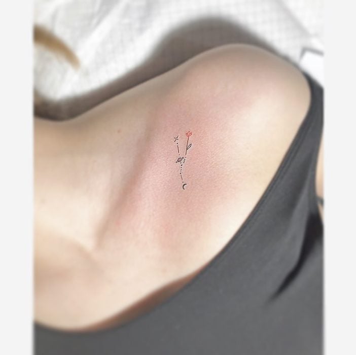 Tatuaje de la constelación de tauro sobre el área de las clavículas