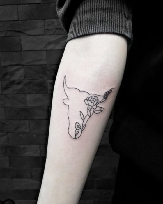 Tatuaje del sigo de tauro sobre el ante brazo a tinta negra