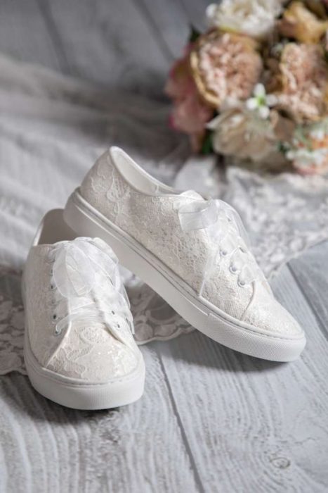 Tenis con encaje y cintillas blancas para boda