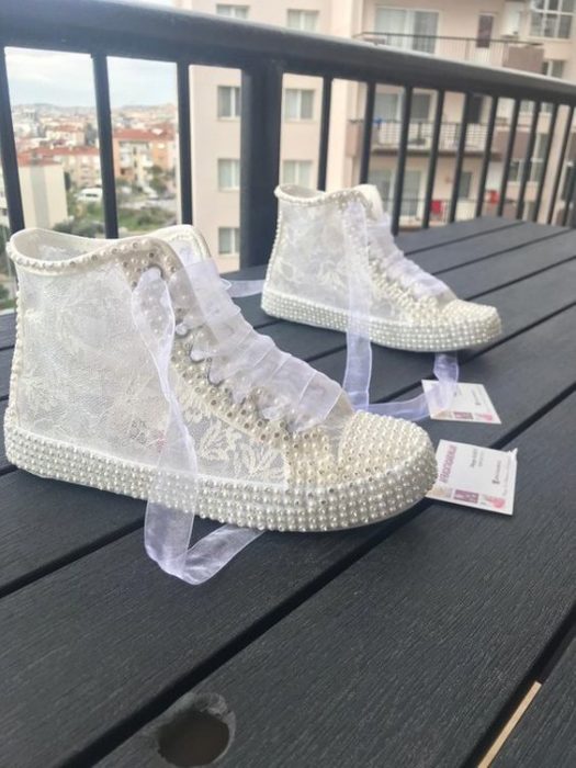 Tenis con encaje y perlaas en tono blanco para bodas