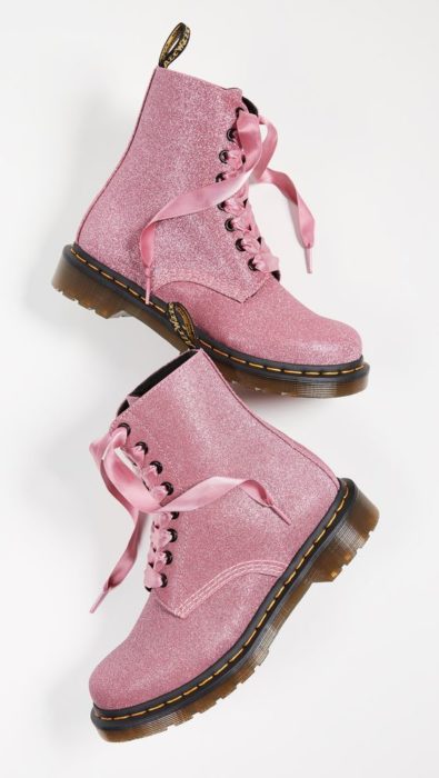 Botas rosas con glitters estilo Dr. Martens para bodas