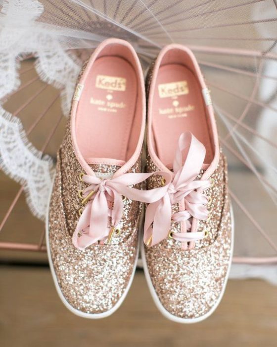 Tenis en dorado con glitters y cintillas rosas pastel para bodas 