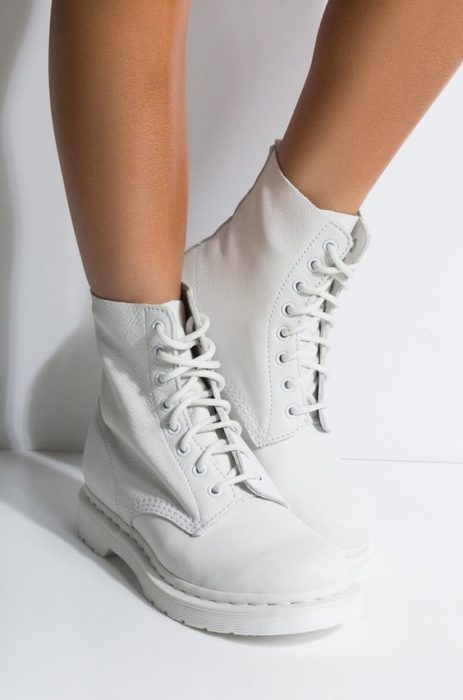 Botas totalmente en blanco estilo Dr. Martens para bodas 