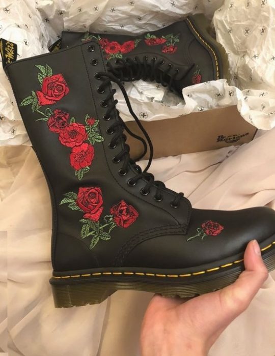 Botas altas en negro estilo Dr. Martens con flores bordadas a los costados