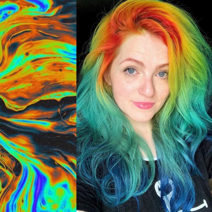 Ursula Goff, estilista crea tintes basados en naturaleza y obras de arte; cabello lardo, ondulado, despeinado arcoíris, anaranjado, amarillo, verde y azul, mujer de ojos azules