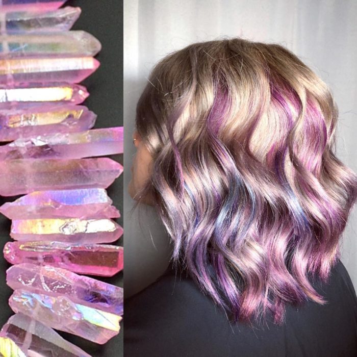 Ursula Goff, estilista crea tintes basados en naturaleza y obras de arte; cristales rosas, cabello corto, ondulado de color rosa, morado, lila y plateado 