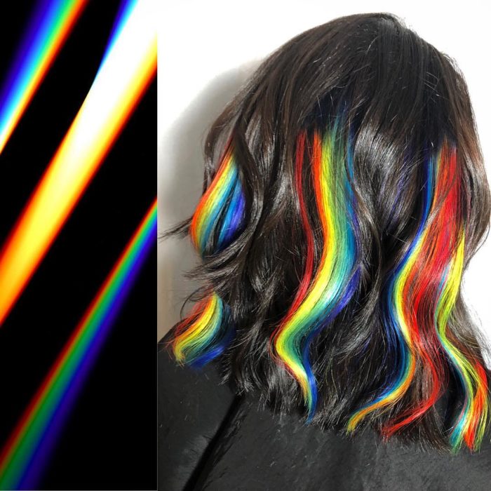 Ursula Goff, estilista crea tintes basados en naturaleza y obras de arte; reflejo de la luz, cabello corto, ondulado, castaño con mechones arcoíris, rojo, amarillo, verde, azul claro y rey