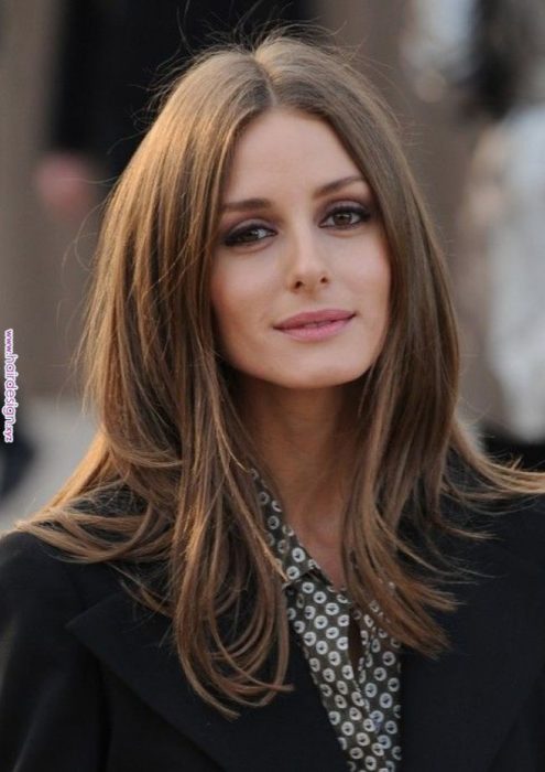 Olivia palermo con el cabello teñido en un rubio dorado 