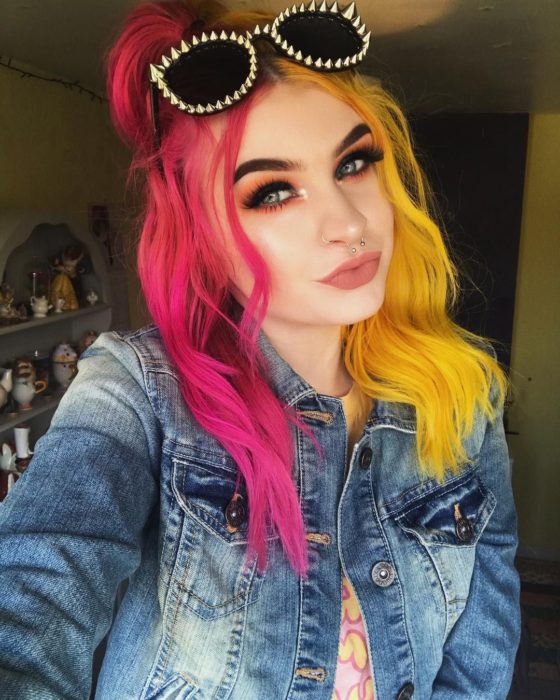 Chica con el cabello teñido en tono rosa con amarillo 