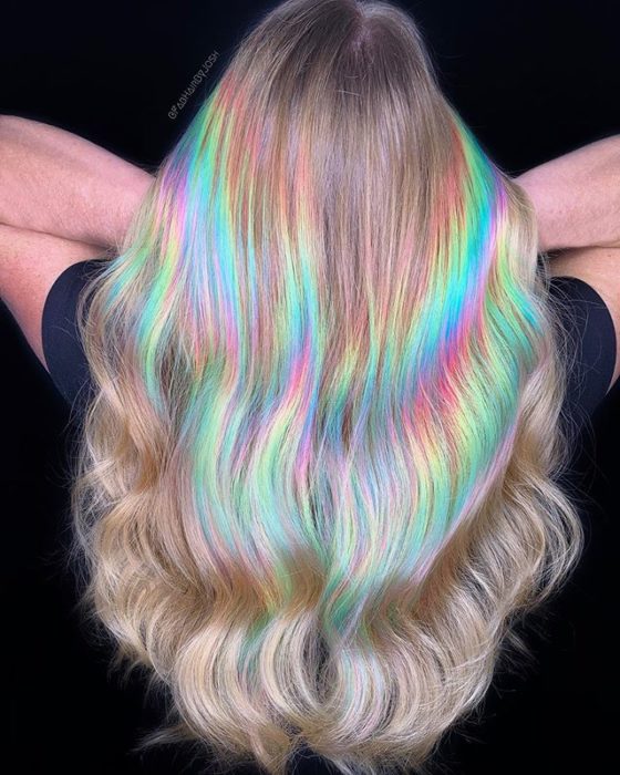 Chica con el cabello teñido de tonos holograficos 