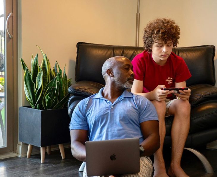 Tony y Peter jugando videojuegos