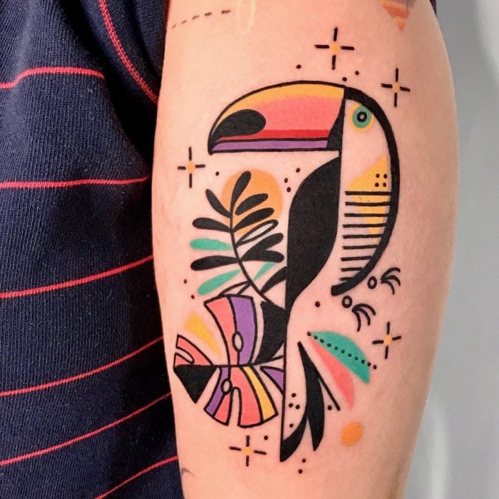 Tatuaje de la artista Moon Blue Ink de un tucan