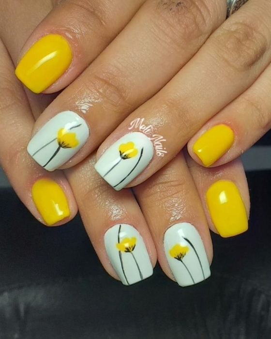 Manicura de color amarillo con tulipanes del mismo color