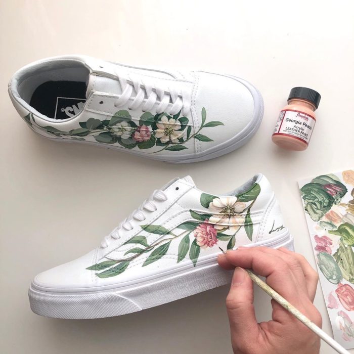 Tenis vans de agujetas con hojas verdes y flores beiges y rosadas