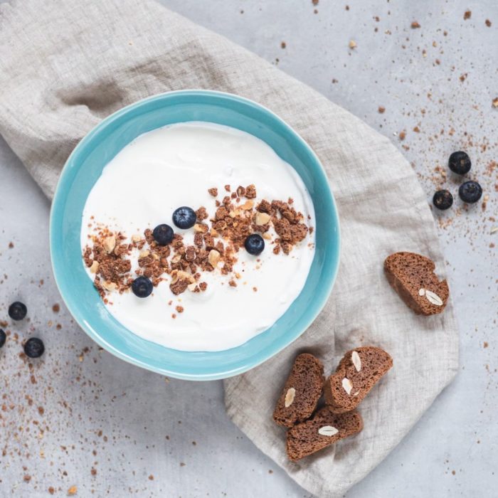 Yogur con granola y arándanos