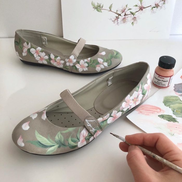 Zapatos tipo ballerinas en tono verde olivo, con hojas verdes y flores de árbol de cerezo tono rosado