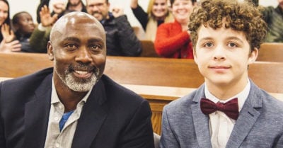 Hombre soltero adopta a niño abandonado por sus padres adoptivos