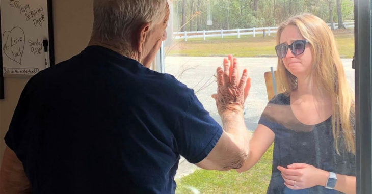 Esta chica desafió la cuarentena para mostrarle a su abuelo su anillo de compromiso