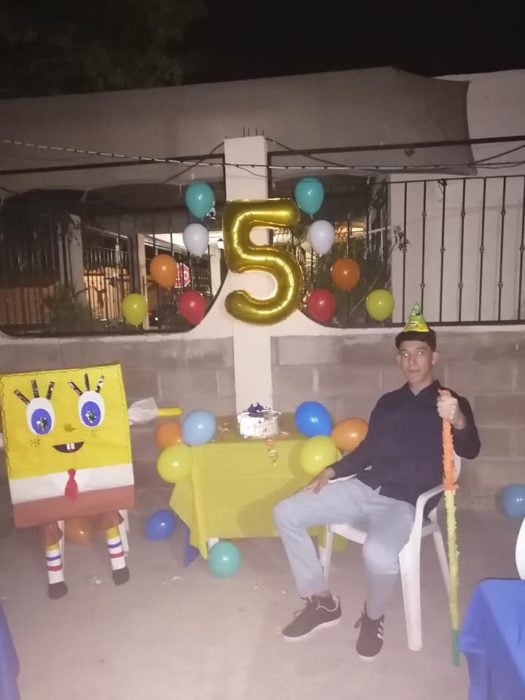 Chico junto a una piñata de Bob Esponja festejando su cumpleaños #5 