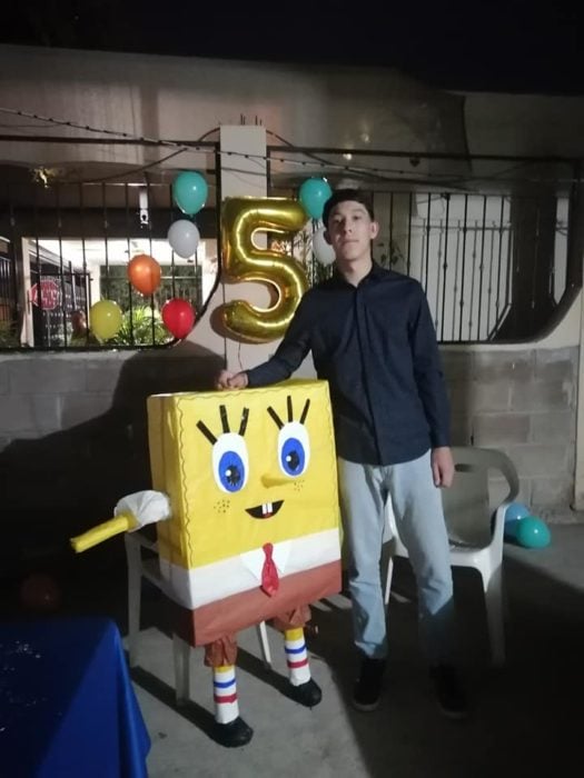 Chico junto a una piñata de Bob Esponja festejando su cumpleaños #5 